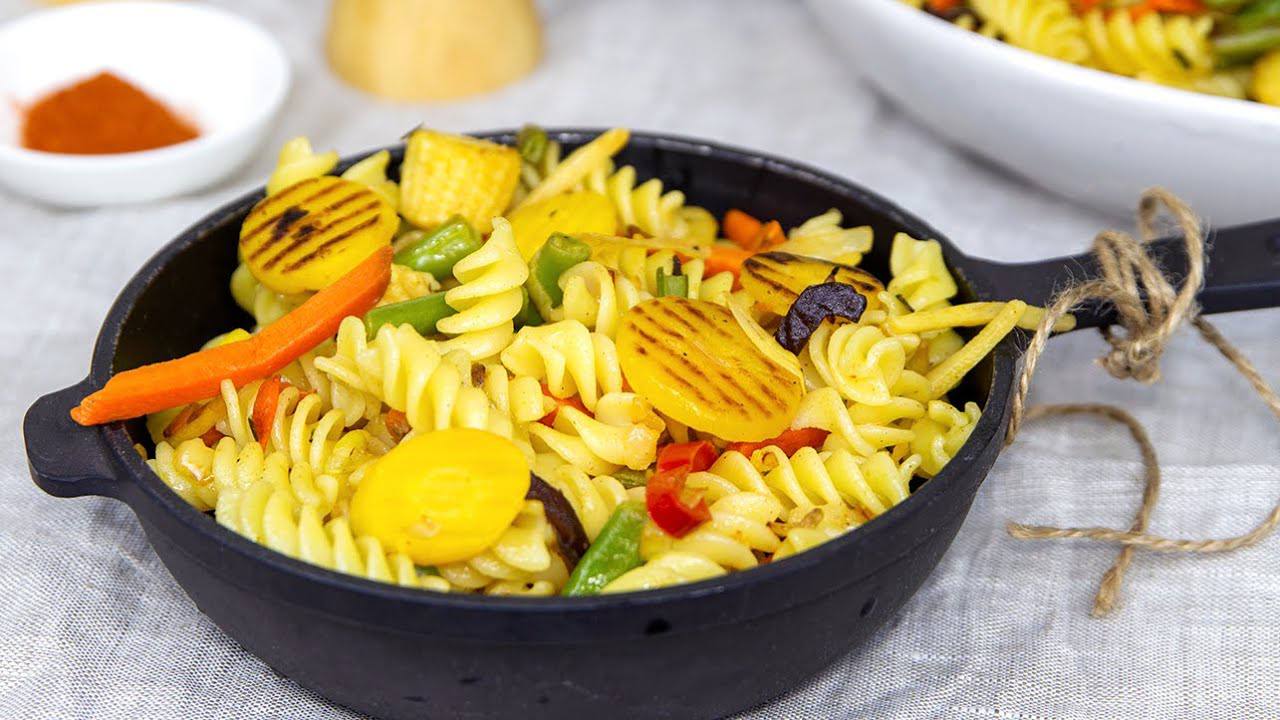 Шеф-кухарі розповіли, як приготувати смачні макарони з овочами на сковороді