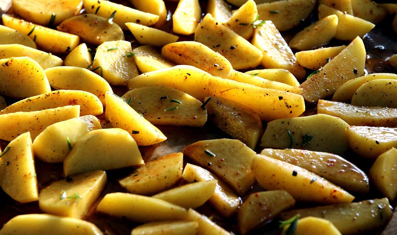 Кулінари розповіли, як приготувати хрустку картоплю на всю родину – кулінарний секрет