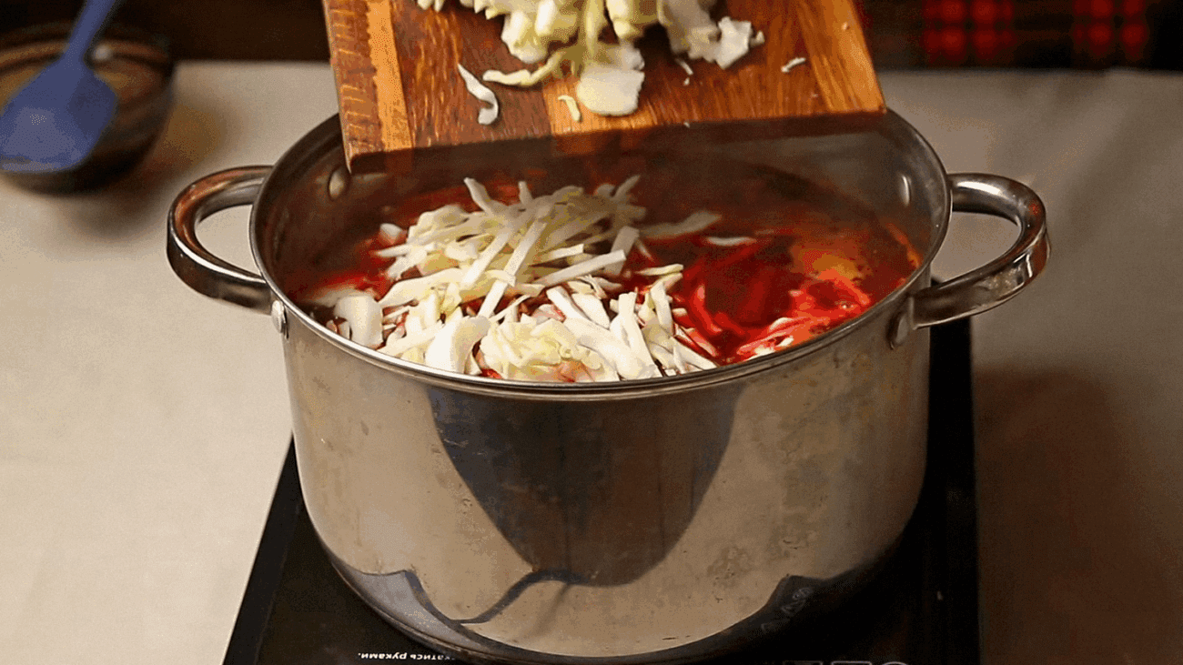 Кулінари розповіли, на чому краще варити бульйон для борщу