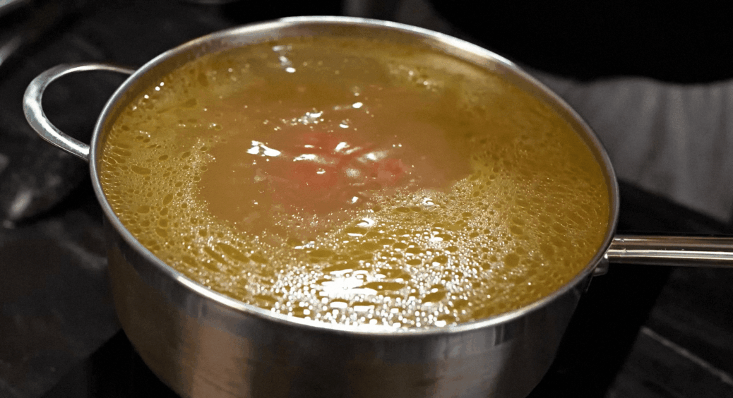 Це бульйон нового рівня, не менше: мало м’яса, а смак насичений — 3 тонкощі, про які часто забувають 
