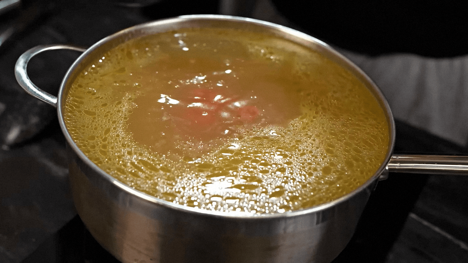 Кулінари розповіли, як приготувати насичений бульйон з мінімуму продуктів