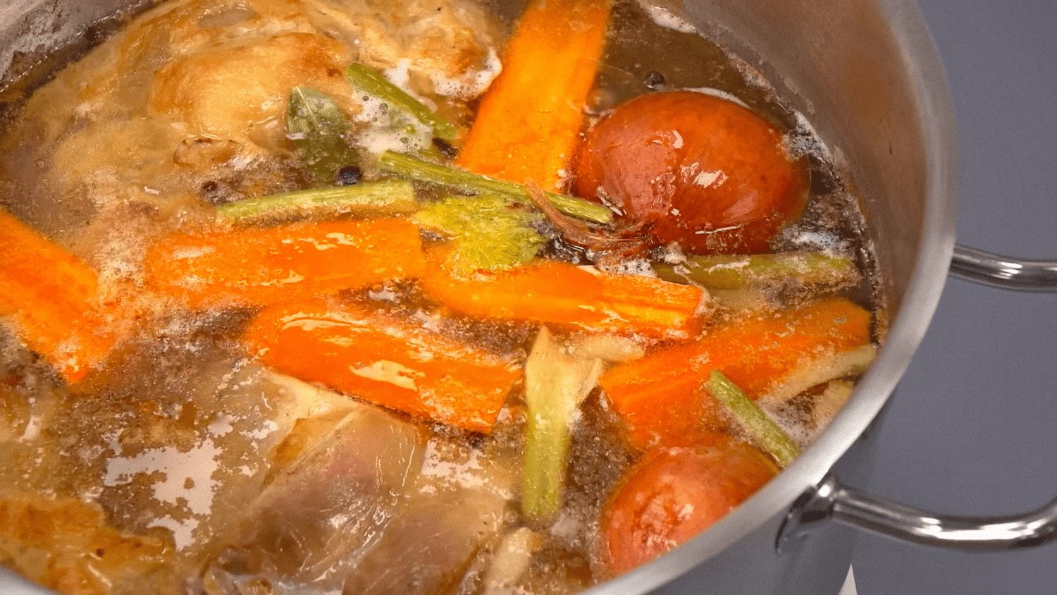 Кулінари розповіли, як приготувати насичений бульйон з мінімуму продуктів