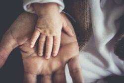 Психологи розповіли, які фрази краще не говорити своїм дітям, аби не нашкодити їхній психіці 