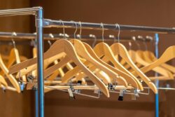 cloakroom-8275684_1280 