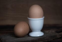 Кулінари розповіли, як приготувати смачні варені курячі яйця в склянці, а не просто в каструлі 