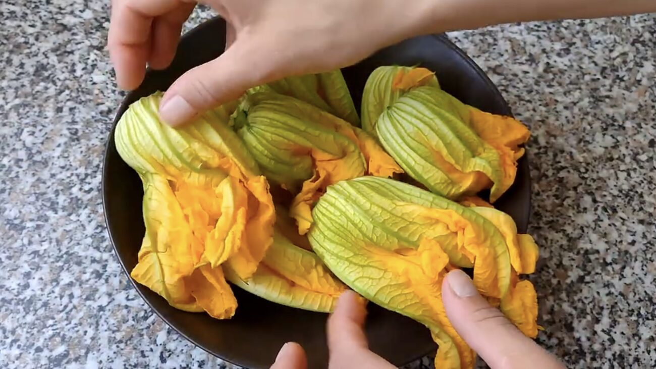 Кулінари розповіли, який шедевр можна приготувати з кабачкових квіток Кулінари розповіли, який шедевр можна приготувати з кабачкових квіток