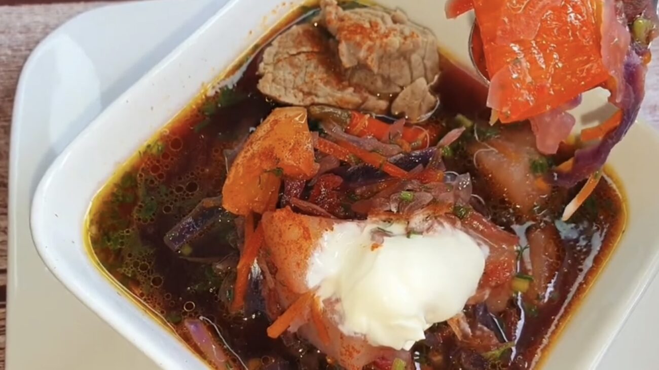 Кулінари розповіли, як варити борщ з фіолетової капусти Кулінари розповіли, як варити борщ з фіолетової капусти