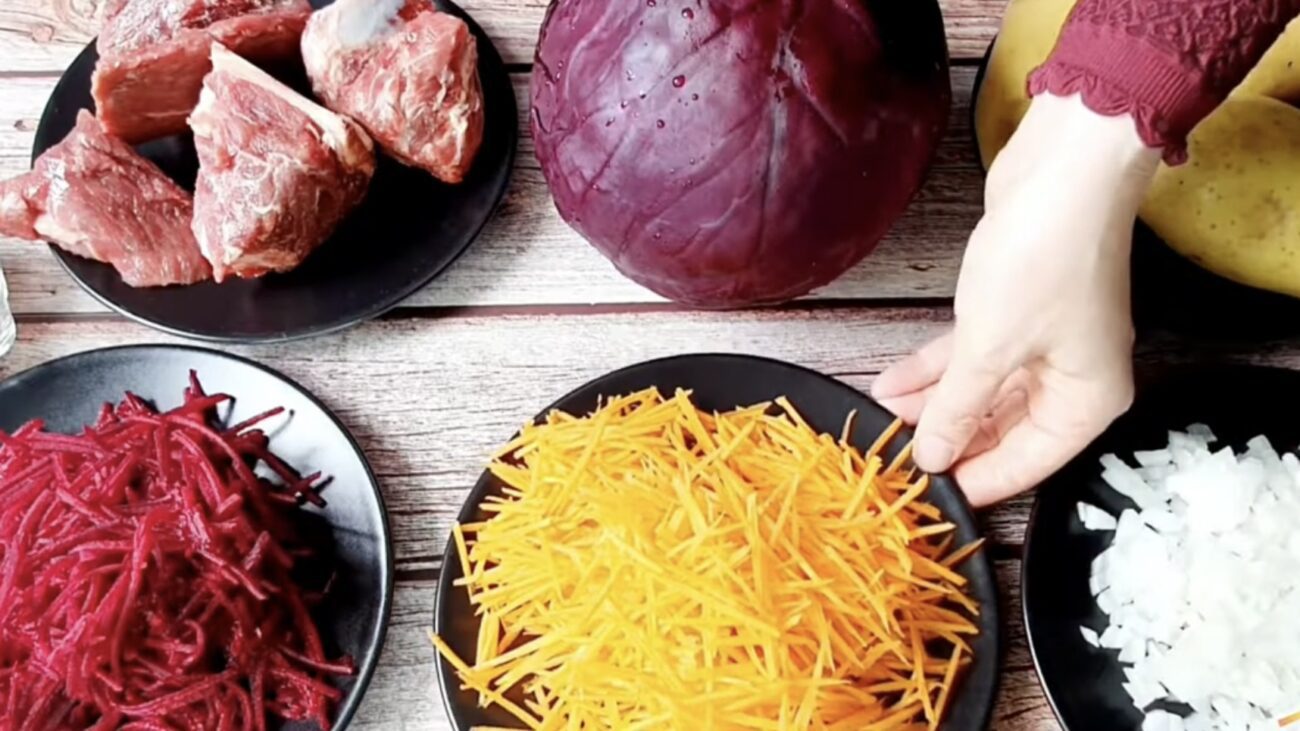 Кулінари розповіли, як варити борщ з фіолетової капусти 