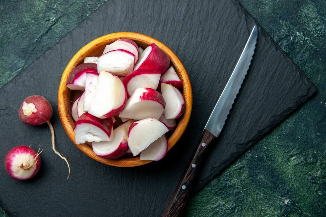 Кухарі назвали найсмачніший маринад для редиски у салати