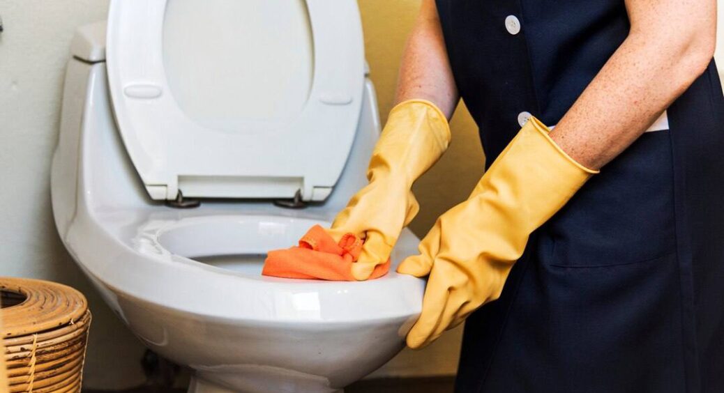 За порадою свекрухи налила 1 ковпачок “цього” у бачок унітаза – і про жовтий наліт забула назавжди 