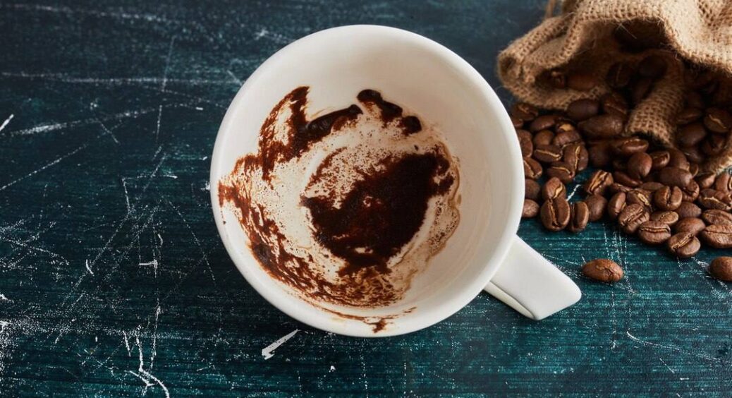 Кавову гущу бережу як зіницю ока – додаю в засіб для посуду: 3 трюки проти жиру, які працюють завжди 