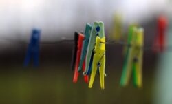 Експерти розповіли, який лайфхак допоможе повернути маленькому одягу первозданний розмір 