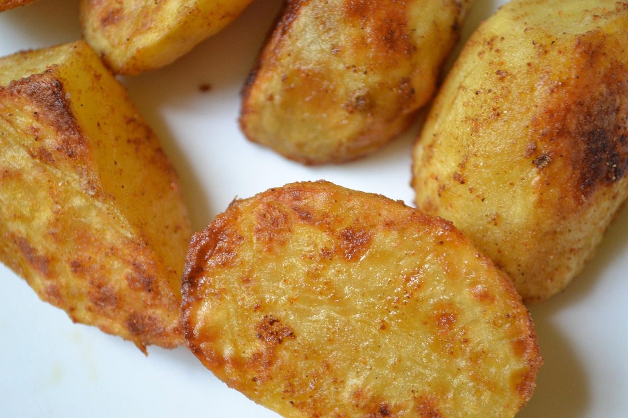 Кулінари розповіли, як приготувати хрустку картоплю на всю родину – кулінарний секрет