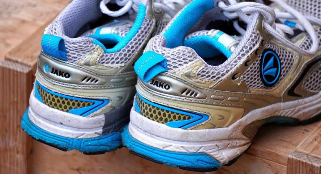 Носила старі черевики 3 роки – і постійно жила від зарплати до зарплати: викинула їх, гаманець “розбух” 