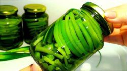 Кулінари розповіли, як приготувати смачні мариновані часникові стрілки 