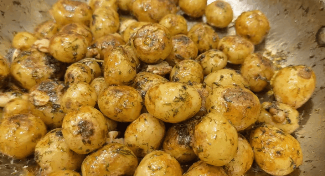 Не викидайте мізерну молоду картоплю — приготуйте ресторанну страву: рецепт без клопоту. Пальчики оближеш! 