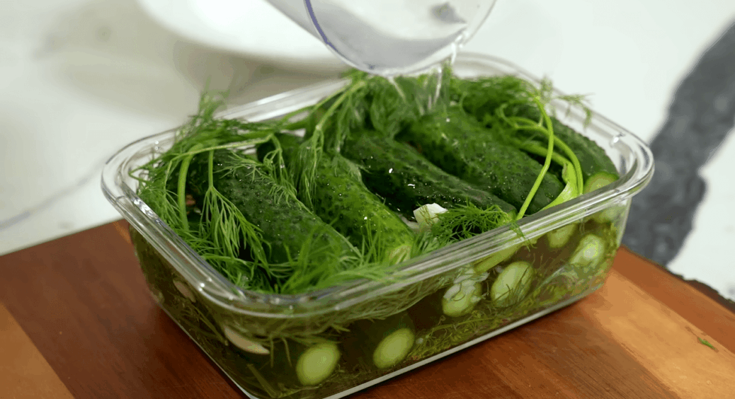 Восени “закручую” огірки, а навесні — солю їх: не треба консервувати і заливати окропом, а виходить смакота 