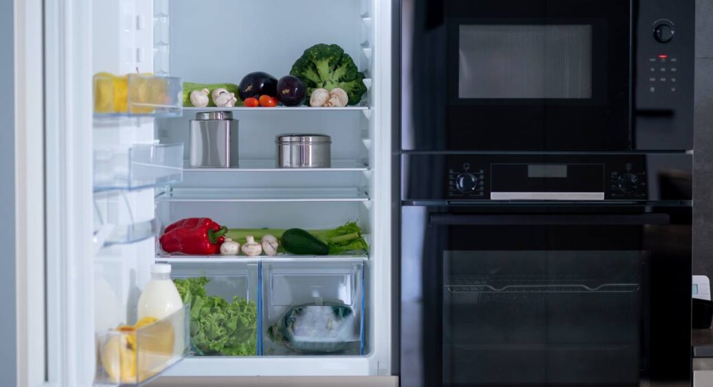 Сусідка підказала, як прибрати сморід з холодильника, бо лимон і сода не справилися – метод за 2 грн 