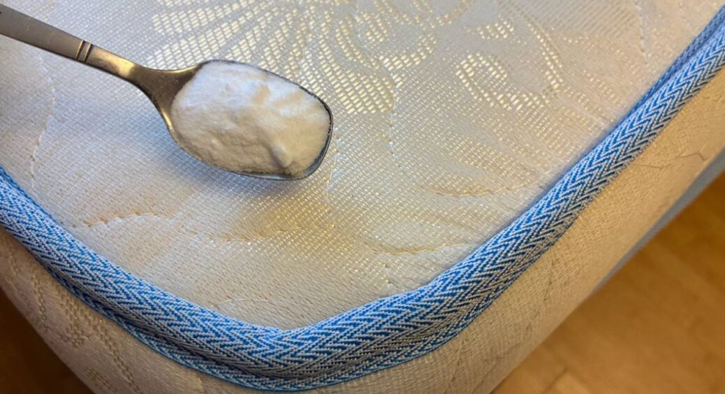 1 ложку в холодну воду – і протерти 5 секунд: 20-річний “замицьканий” матрац стане як новий після цього 