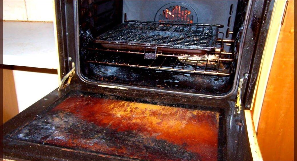 Духовка була, як смолоскип – аж соромно вмикати! Але 2 ложки цього й трохи “Фейрі” зробили її мов нову 