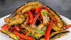Шеф-кухарі розповіли, як приготувати дуже смачну закуску з баклажанів 