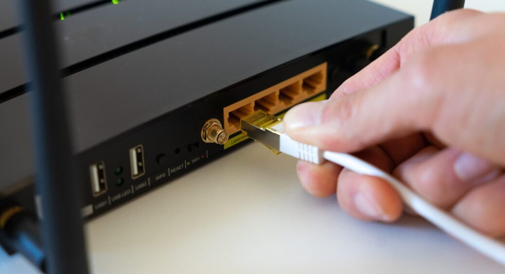 “Відкритий” Wi-Fi у кафе, готелях та парках – прихована небезпека: IT-спеціаліст розставив крапки над “і” 