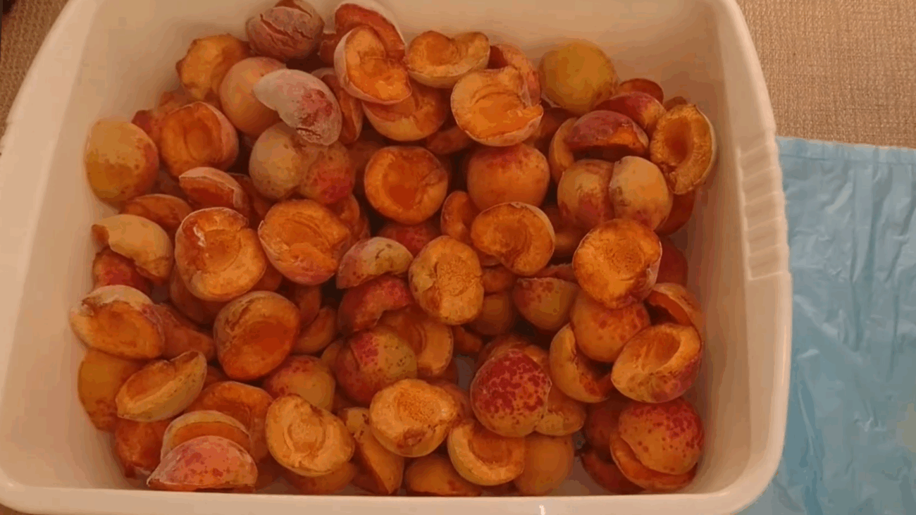 Господині розповіли, як правильно заморожувати абрикоси на зиму 