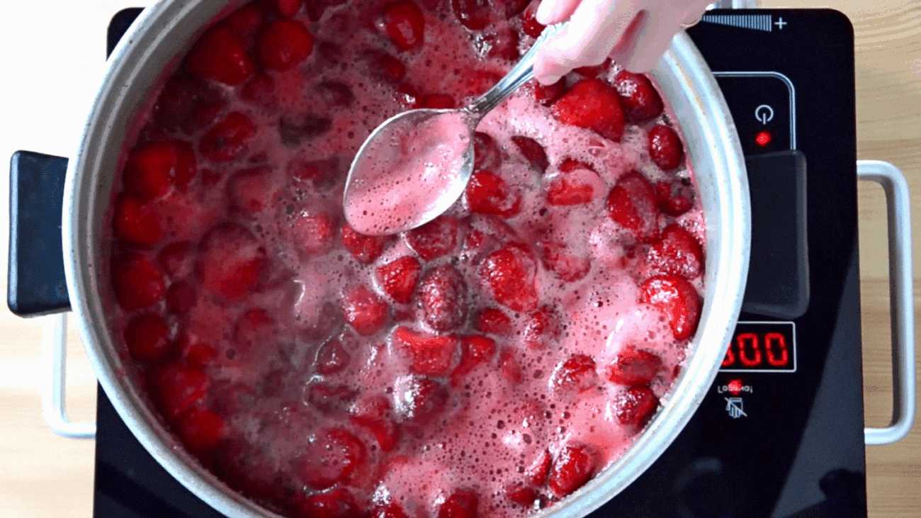 Господині розповіли, який інгредієнт допоможе загустити варення 