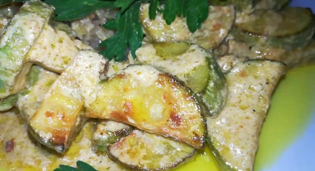 Справжній хіт літнього сезону – смачні, ароматні кабачки у сметанному соусі: кращого рецепта годі й шукати! 