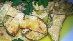 Кулінари розповіли, як приготувати смачні кабачки у сметанному соусі 