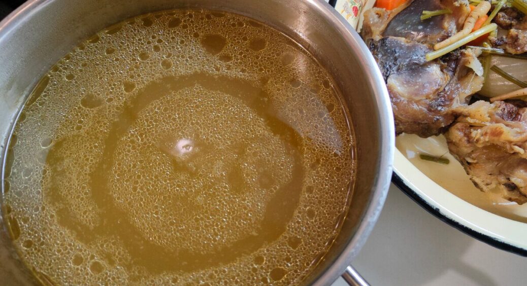 Ще коли вчилася в технікумі, навчили варити прозорий бульйон: не треба ложкою збирати “шум” і піну 