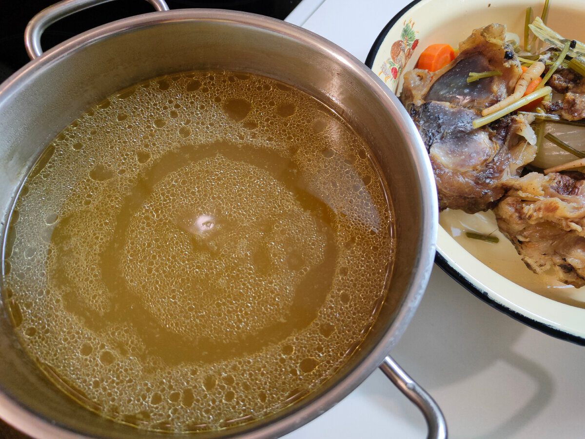 Експерти пояснили, як і з чого готувати бульйон, аби він вийшов дійсно прозорим і насиченим