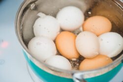 Кулінари розповіли, чому не можна заливати гарячі варені яйця холодною водою 