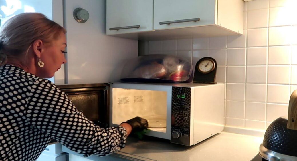 З цим розчином відмила засалену мікрохвильовку за 10 хвилин: бруд зійшов однією хвилею, і без тертя шкребком 