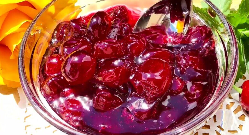 Готую дуже смачну та густу заготівлю з вишні – роботи буквально на 1 годину, а розмітають швидше за варення 