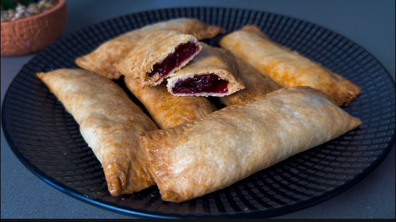 Кулінари розповіли, як приготувати смачні ліниві пиріжки з вишнею