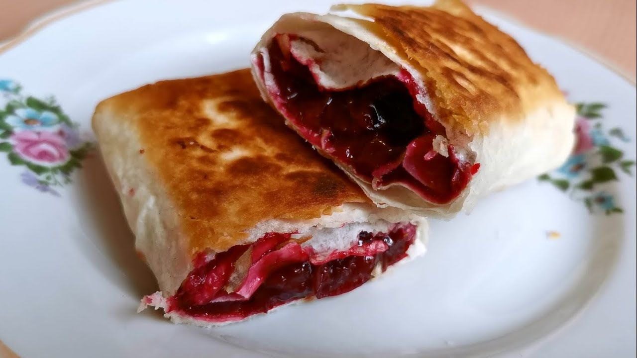 Кулінари розповіли, як приготувати смачні ліниві пиріжки з вишнею