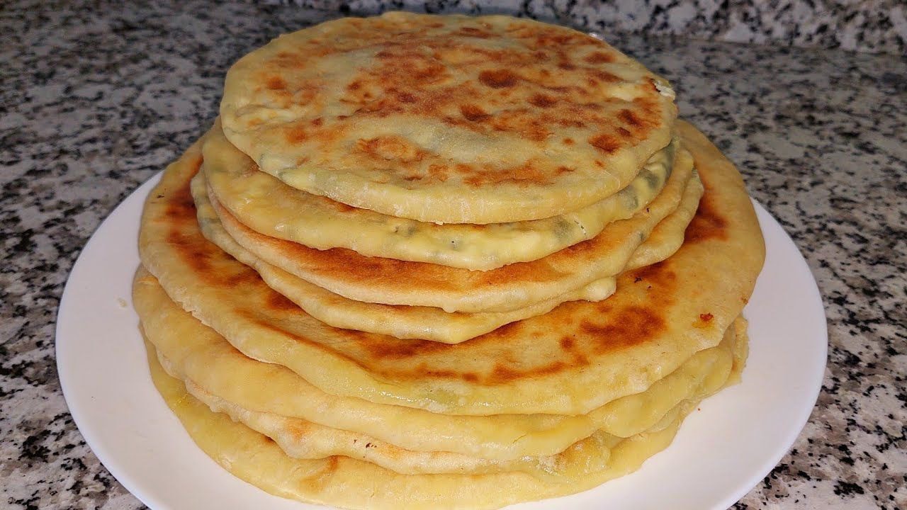 Кулінари розповіли, як приготувати смачні коржики на кефірі з начинкою