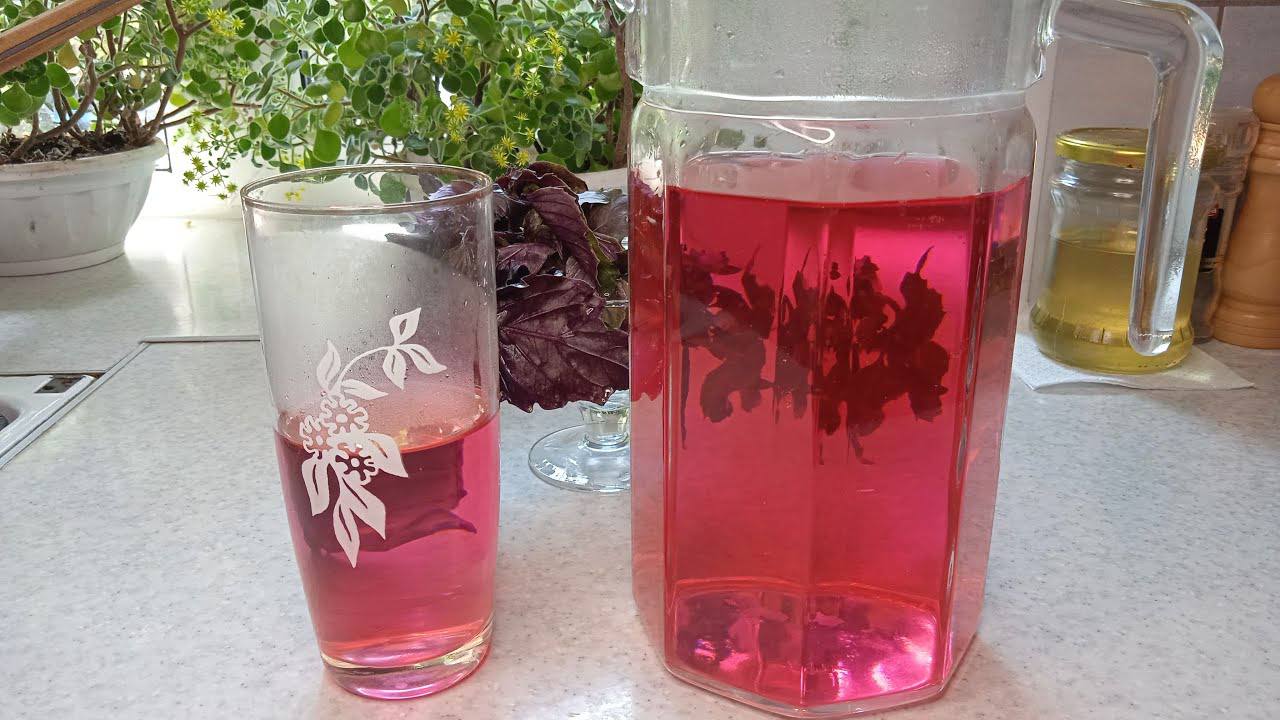 Кулінари поділилися простим рецептом освіжаючого лимонаду з базиліком