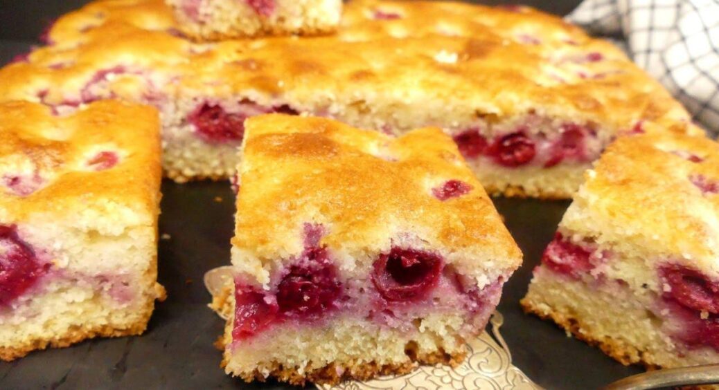 Беру 1 склянку кефіру й імпровізую: змішала з манкою і ягодами – та в духовку. Пиріг на всі 5 зірок Мішлен 