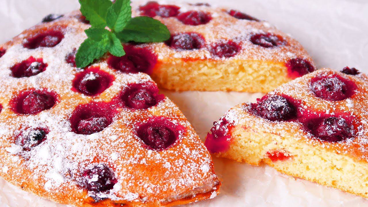 Кулінари розповіли, як приготувати смачний манник на кефірі з ягодами