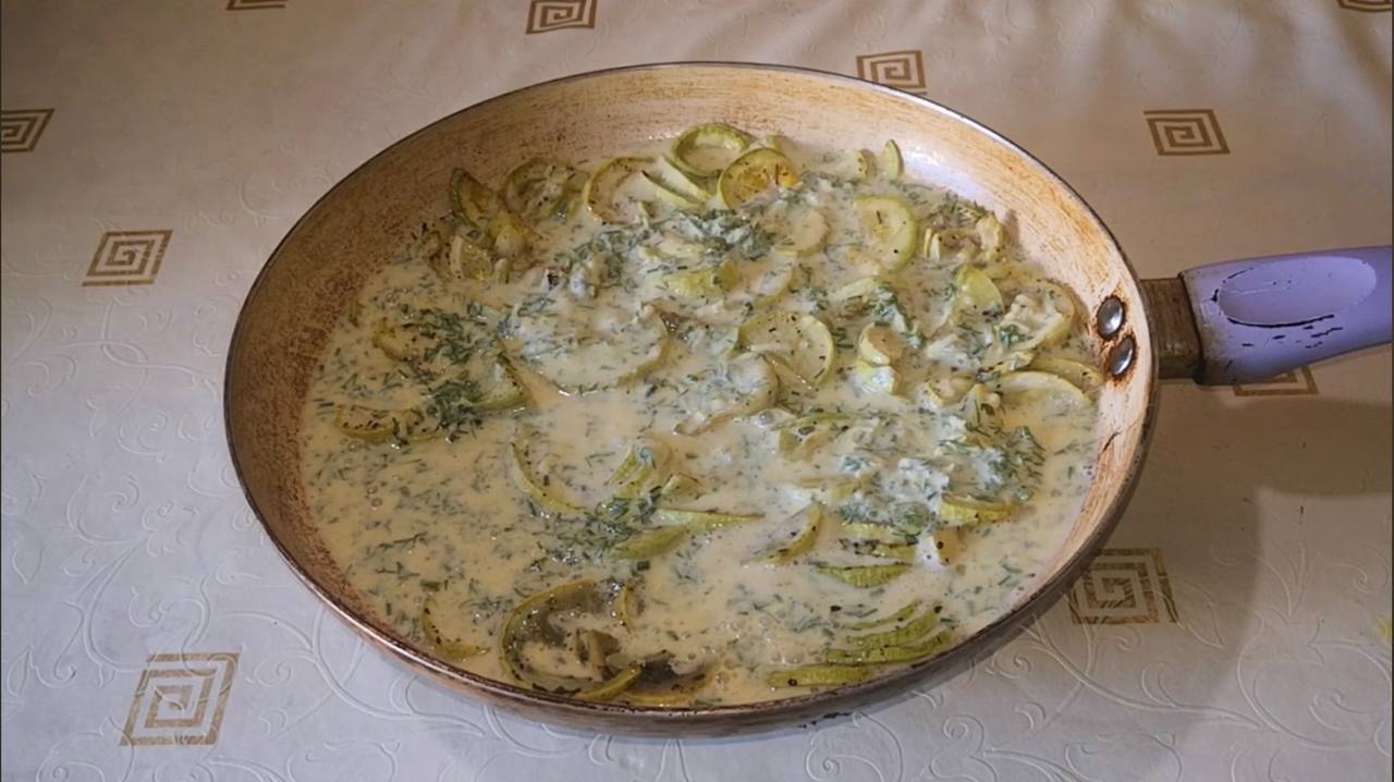 Кулінари розповіли, як приготувати смачні кабачки зі сметаною та часником