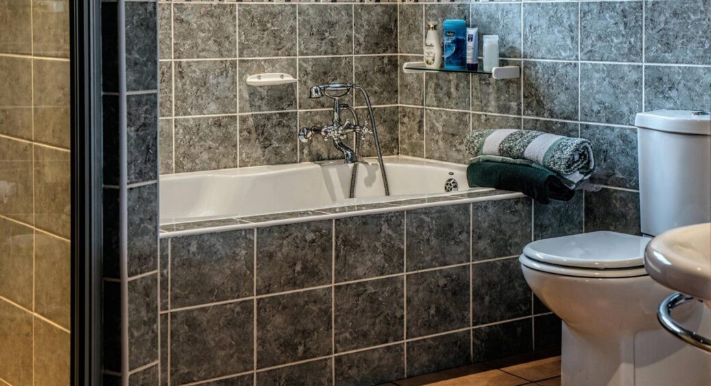 Ідеальний блиск без розводів та нальоту: тепер мию плитку у ванній лише цим – 1 секретний трюк покоївок 