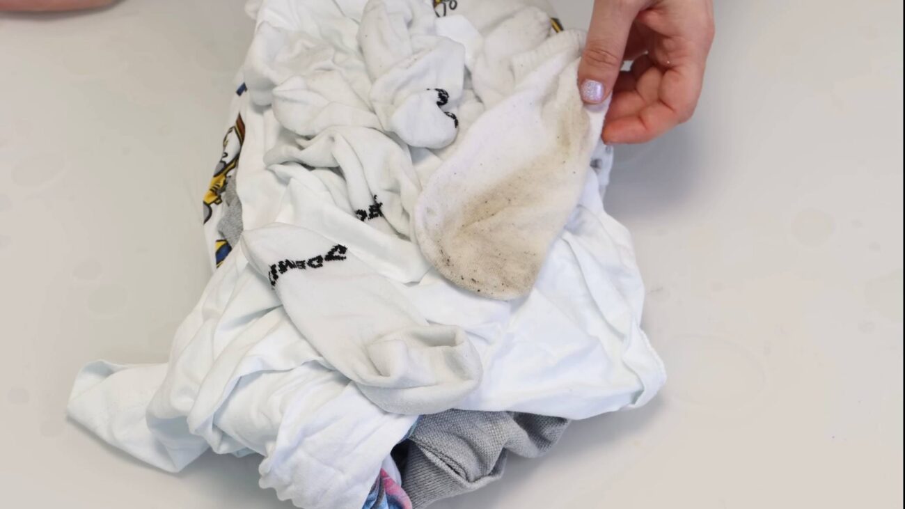 Господині розповіли, як повернути білий колір шкарпеткам без зайвих витрат