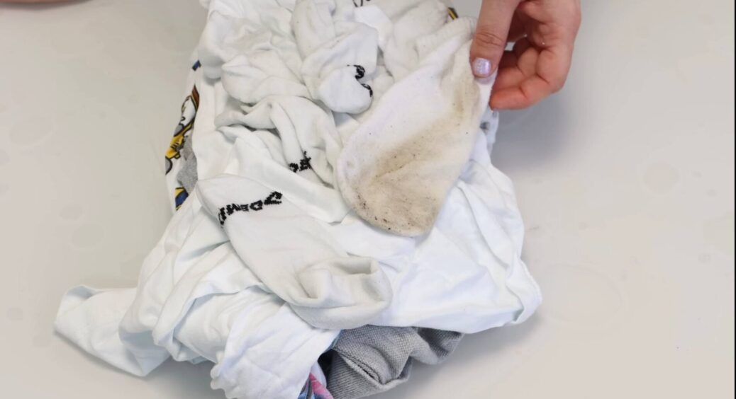 Більше жодних затоптаних п’ят: ось як мені вдалося повернути білий колір шкарпеткам – допоміг 1 чудо-засіб 