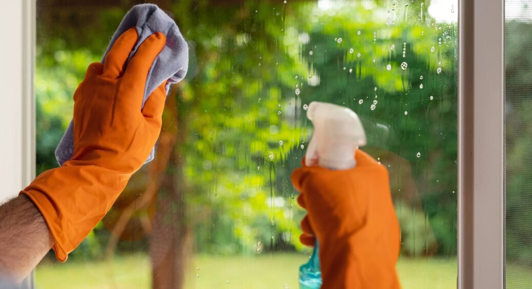 1 чайна ложка – і вікна не чіпаю до самої зими: “копійчаний” спосіб миття скла для лінивих господинь 