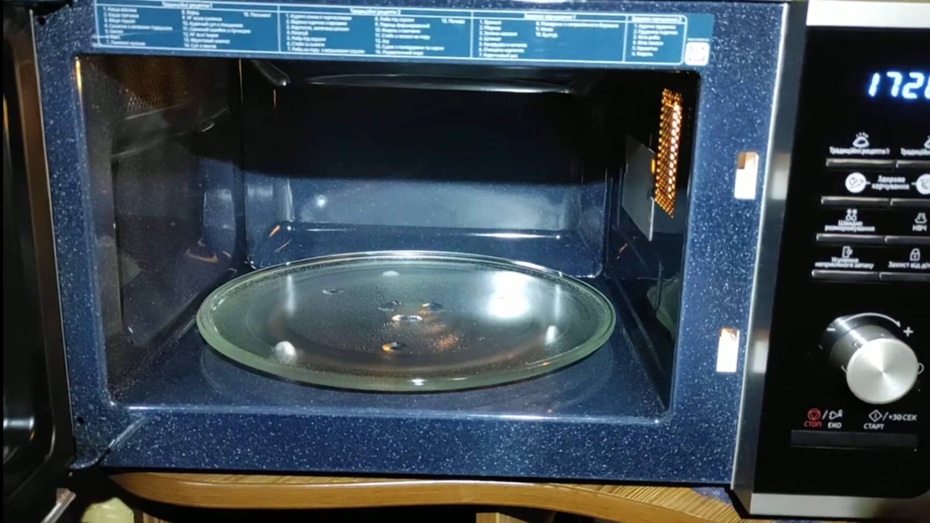 Господині назвали чудо-спосіб очистити мікрохвильову піч 