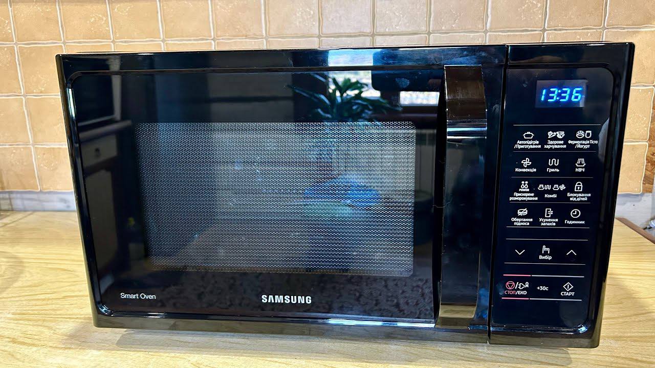 Покоївки розповіли, як за 5 хв очистити мікрохвильовку без застосування хімії