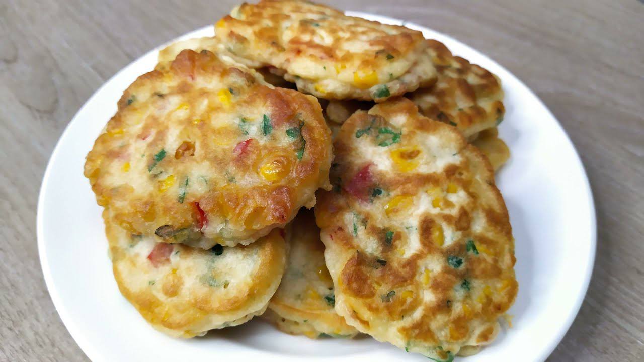 Шеф-кухарі розповіли, як приготувати прості кукурудзяні оладки