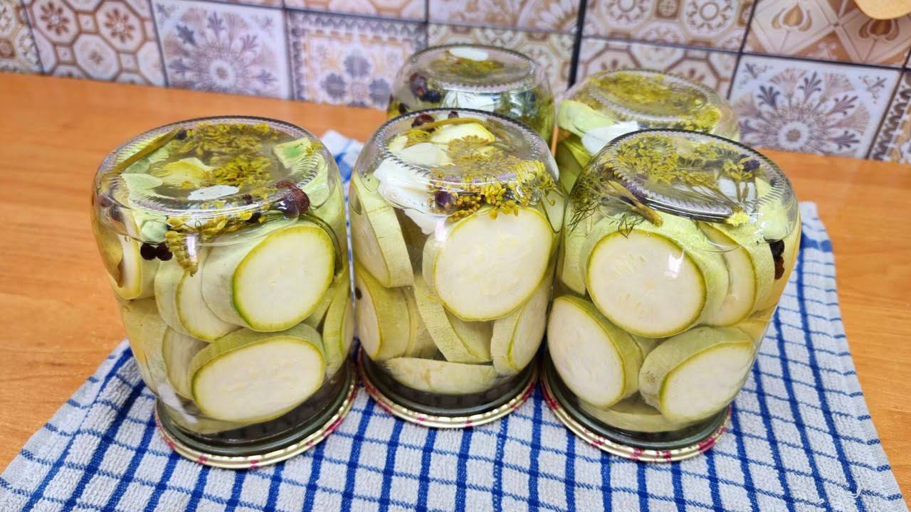 Досвідчені господині розповіли, як приготувати смачні та хрусткі кабачки на зиму